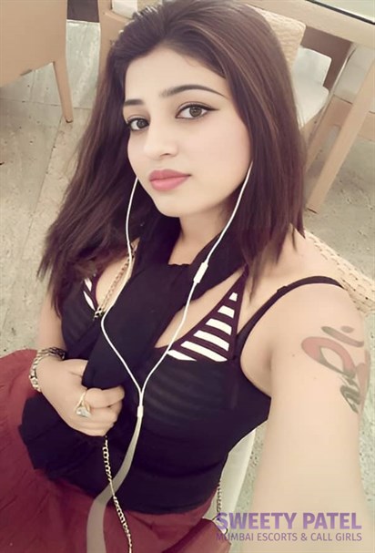 Zoya Busty Girl